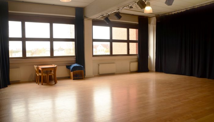 LH Probenraum Probenraum im Theater in Bahrenfeld, mit Tageslicht, Holzboden, Holztisch und Holzstühlen.