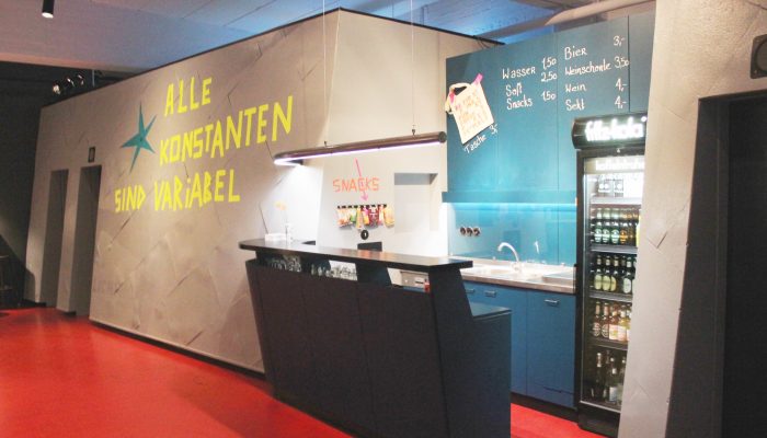 Foyer Theaterfoyer in Bahrenfeld. Mit Verkaufstresen für Getränke und Snacks.