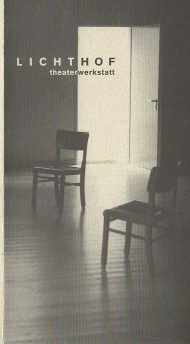 Titelbild des ersten Flyers der LICHTHOF Theaterwerkstatt von 1994. Ein dunkler Theaterraum mit zwei Holzstühlen.