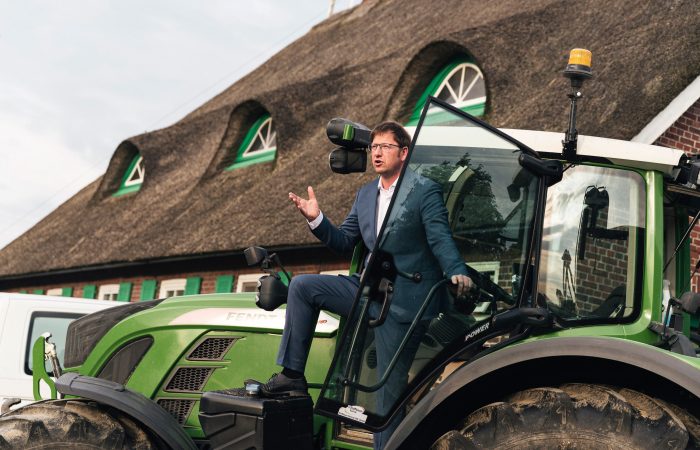 3 Gutes aus Hamburger Landen © Isabel Machado Rios Ein Mann im Anzug steht auf einem Traktor und hält eine Rede