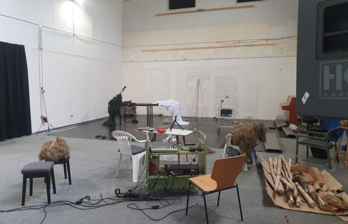 72cfd94c-93aa-4353-ab57-6cd78d7028c6 Probebühne in der Rentzelstraße mit diversen Utensilien und Requisiten für eine Theaterproduktion.