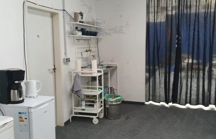 951e513e-cc54-4f32-a8f5-5df4c1eb478b Kleine Teeküche in der Probebühne Rentzelstraße, mit Spüle, Wasser- und Kaffeekocher.