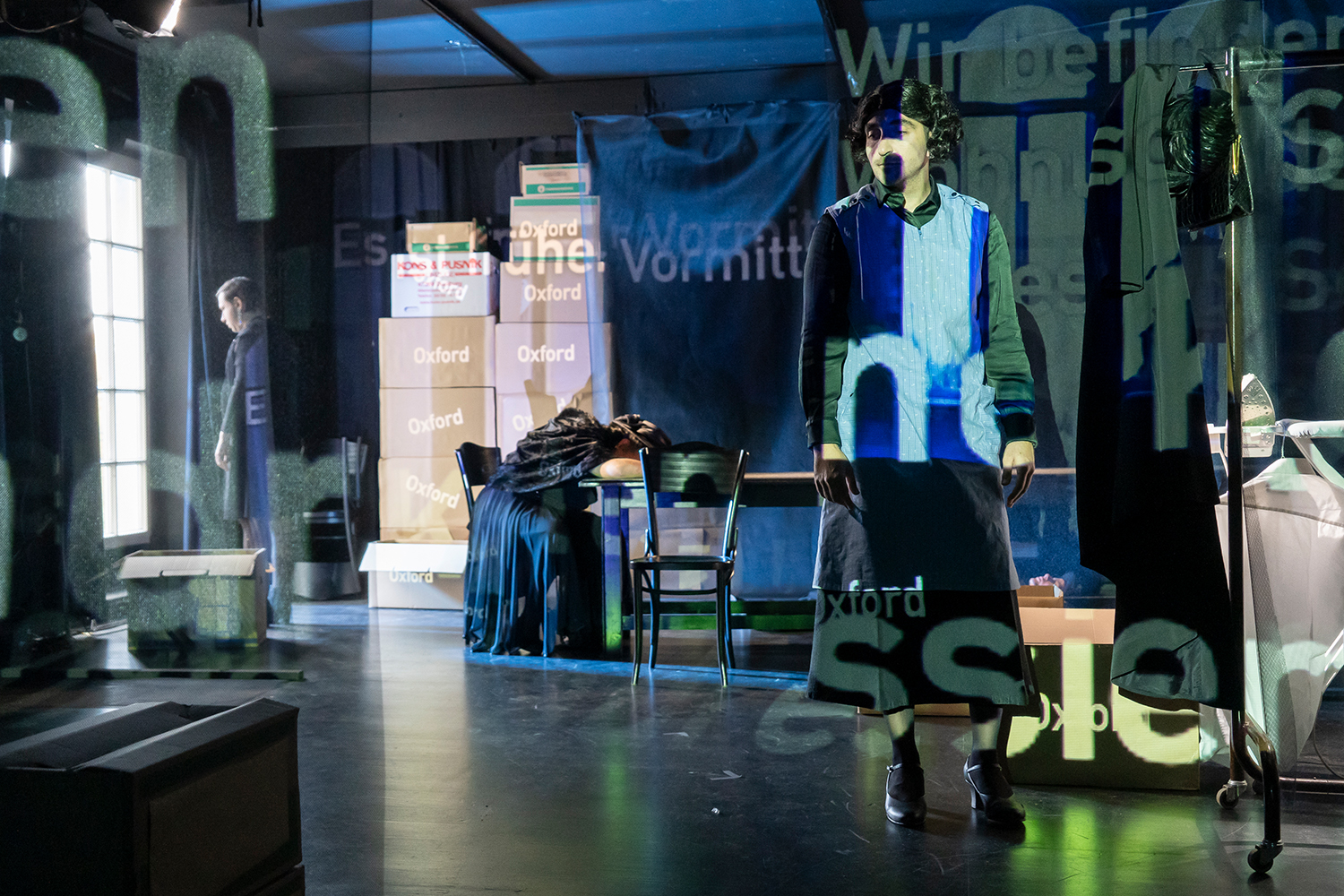 Bild von Winterreise, Ein Mann steht im Vrdergrund, wird von Schrift beleuchtet