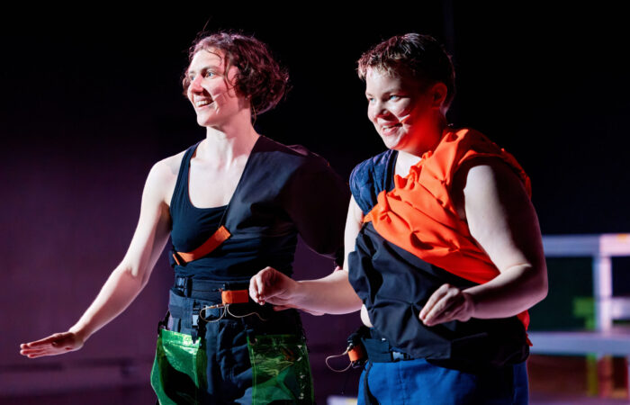 WE PRESENT Festival 2025 - A Long Story About Our Baby Szenenfoto: Zwei lächelnde, weiblich gelesene Personen in Nahaufnahme