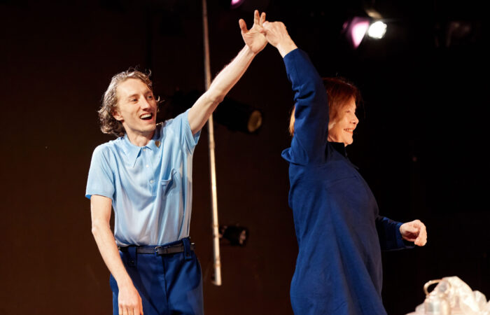 WE PRESENT Festival 2025 - Ein Fuchs im Schnee Szenenfoto: ein junger Mann tanzt mit seiner Großmutter. Beide lächeln.